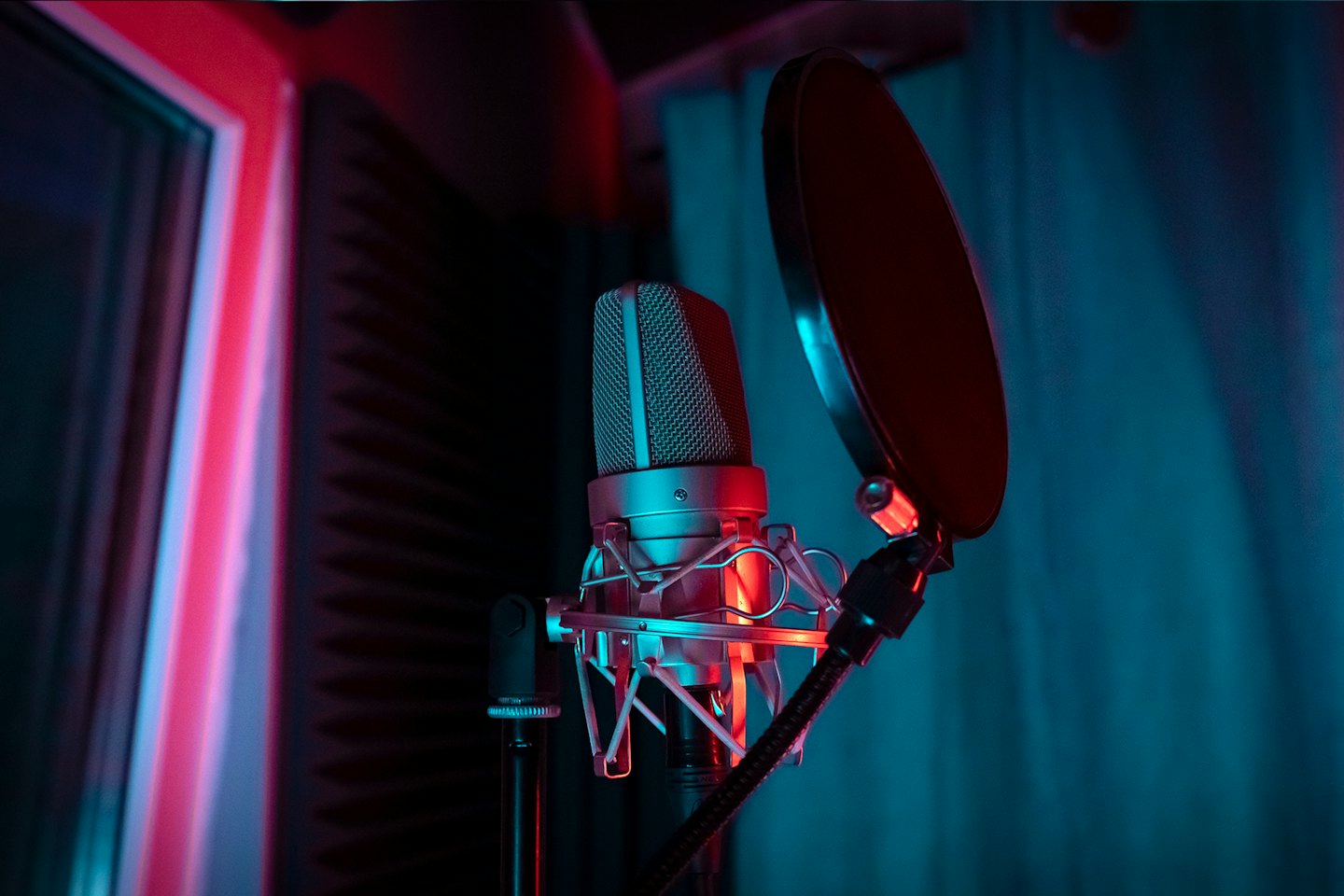 Studiomikrofon med popfilter i en inspelningsstudio.